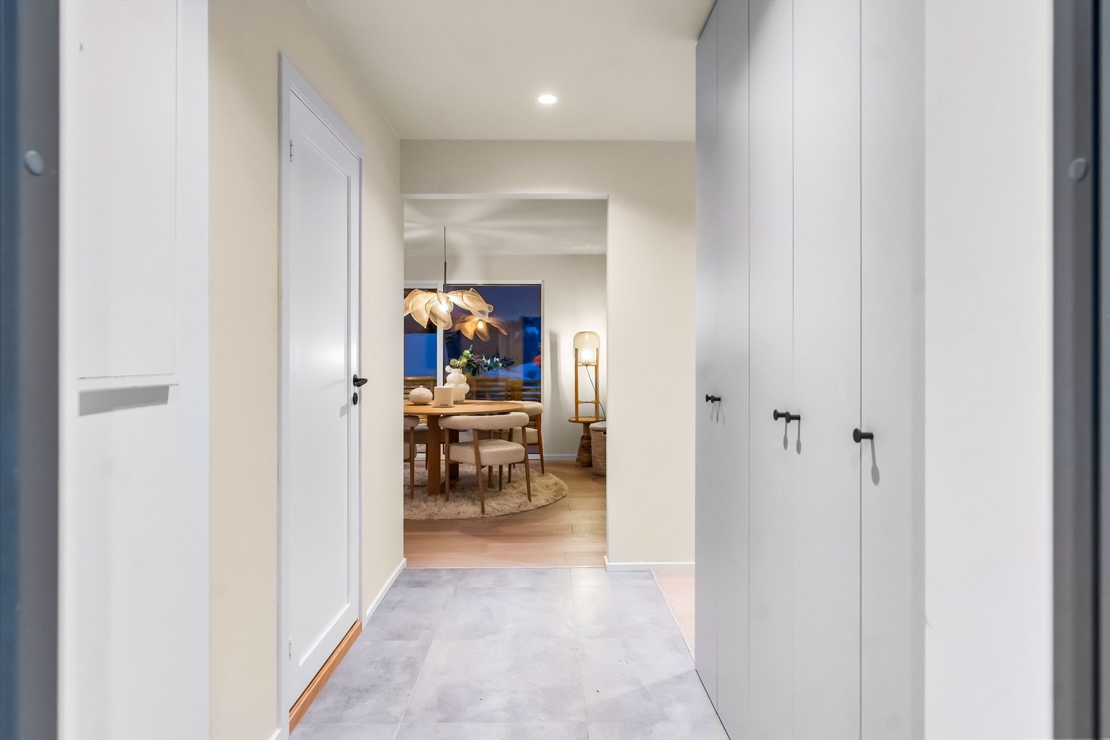 Det er satt inn rikelig med skap i entréen, og det er lagt praktiske fliser på gulvet. Galleribilde