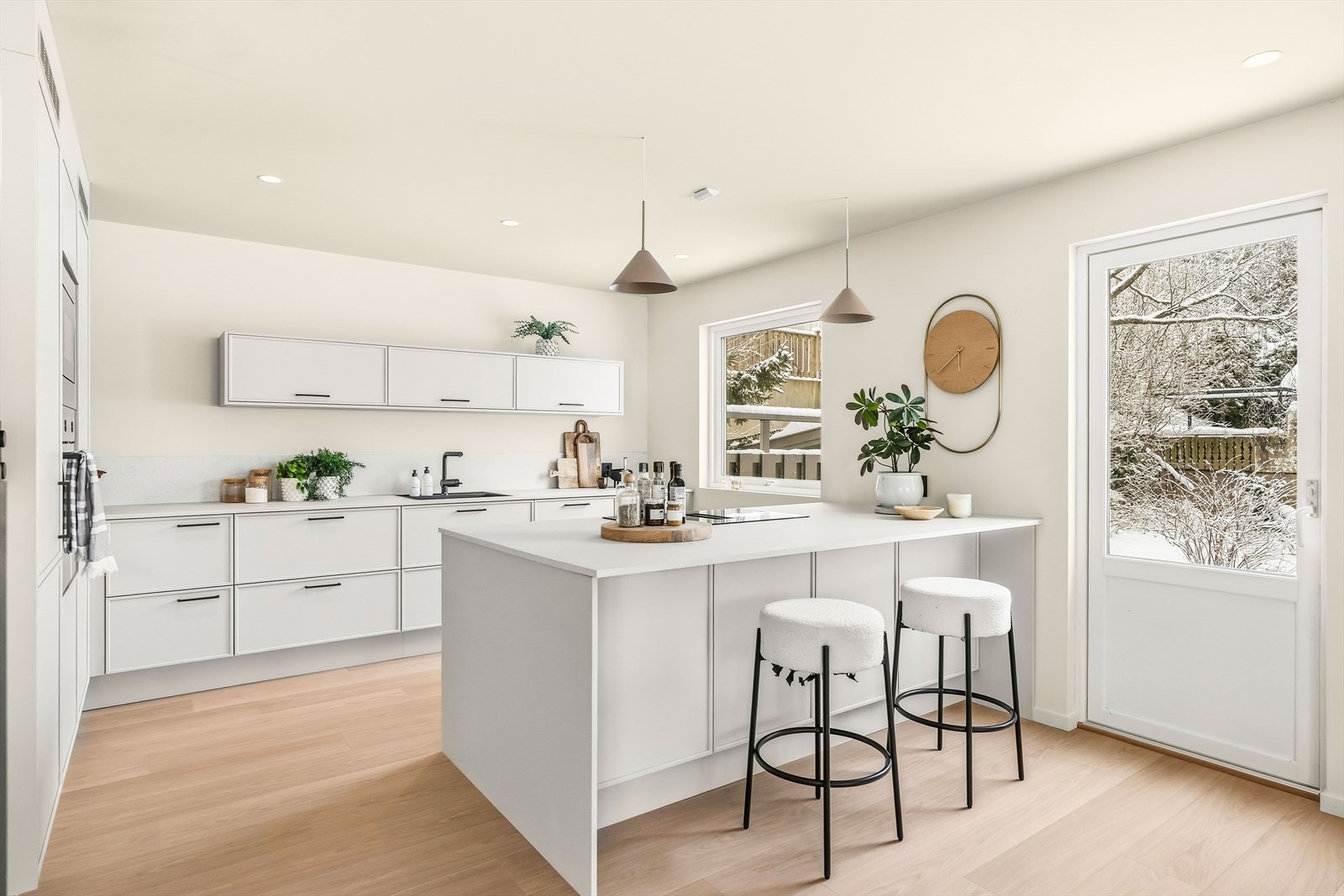 Det er malte flater på veggen over benkeplaten, samt belysning under overskapene. Galleribilde