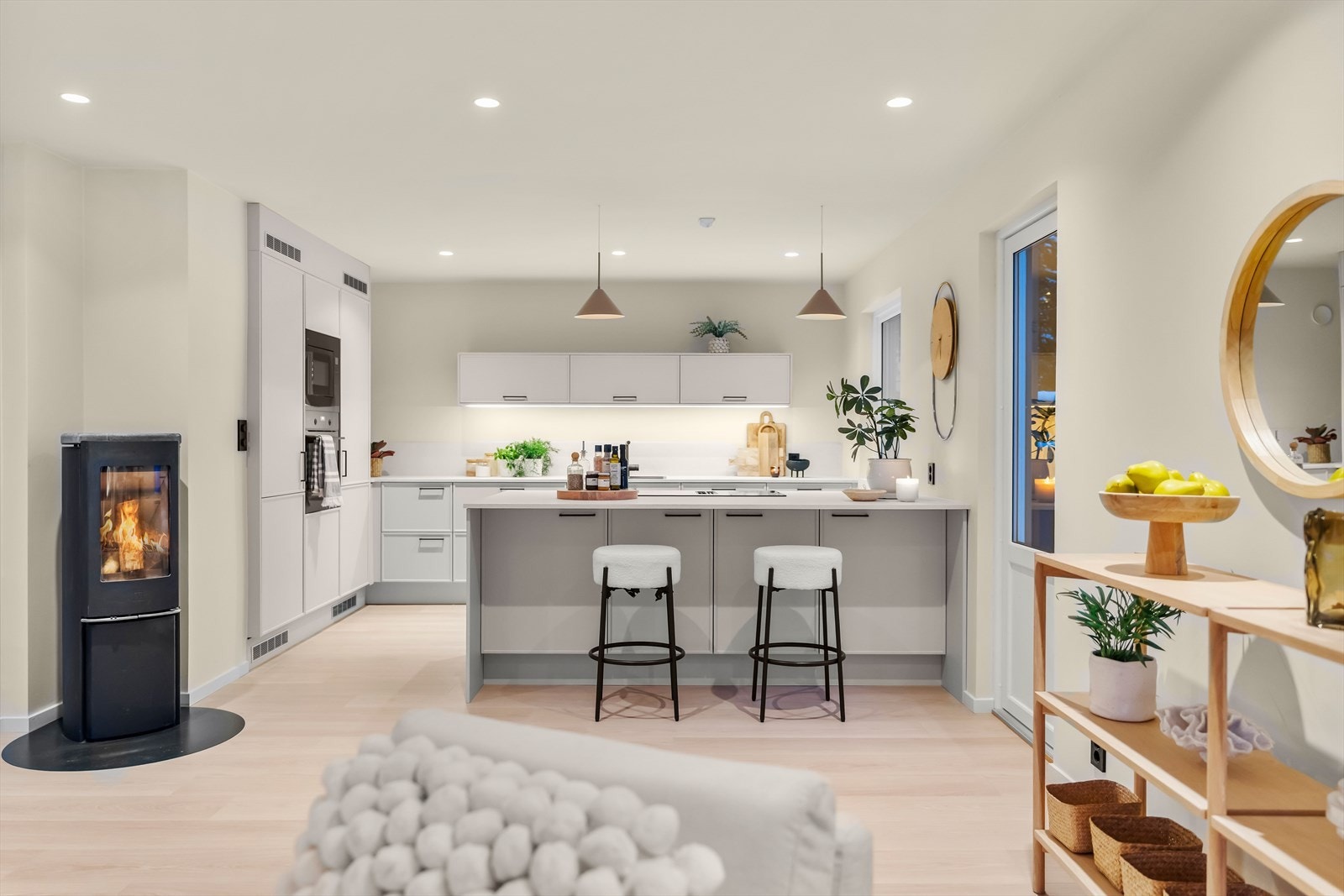 Kjøkkenet ligger i åpen og sosial løsning mot stuen, og har en tidsriktig innredning fra merket Aubo. Galleribilde