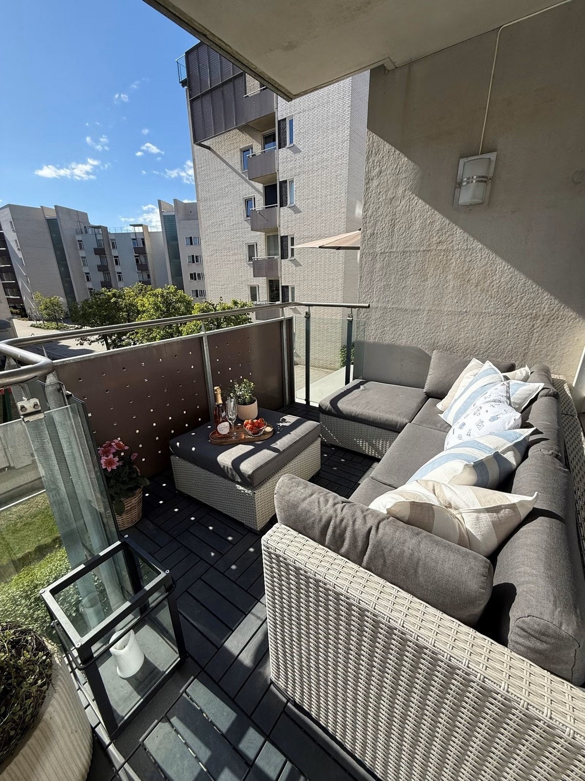 Balkong med medfølgende møbler Galleribilde