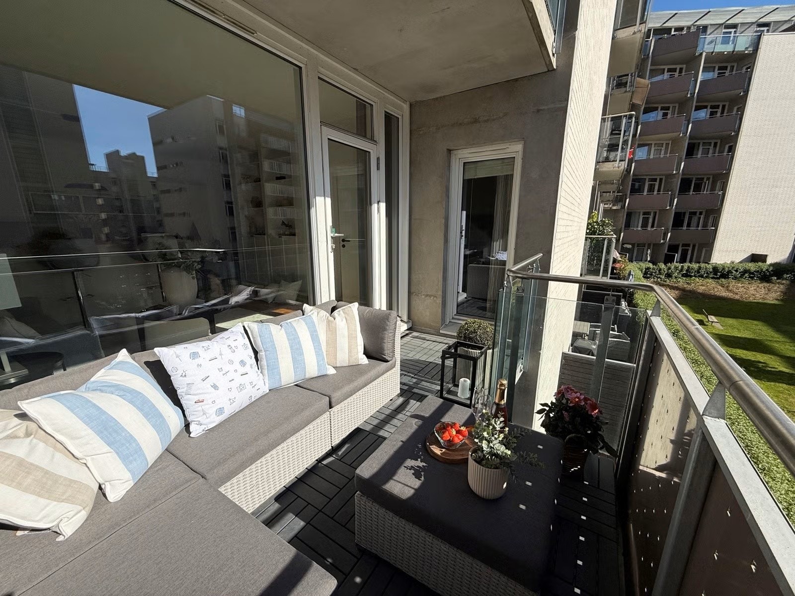 Stor balkong på ca. 8 kvm. med adkomst fra stuen Galleribilde