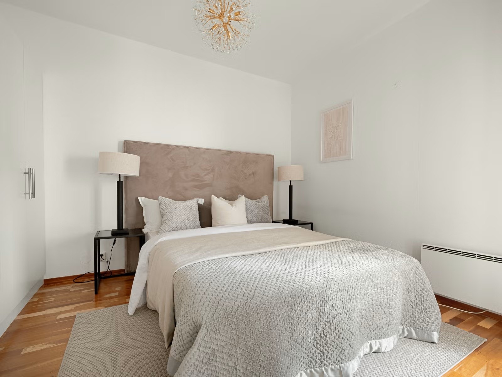 Stort soverom med garderobeskap og god plass til dobbeltseng Galleribilde