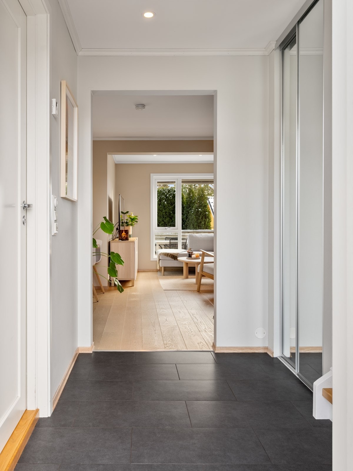 Baderommet ligger praktisk plassert i tilknytning til entréen. Galleribilde