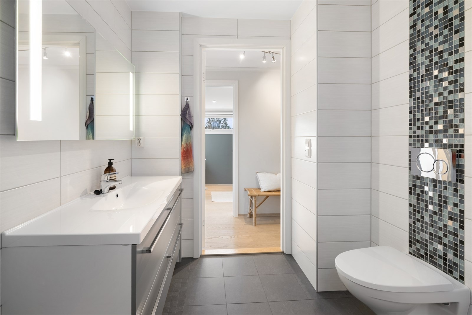 Et velfungerende og lettstelt vaskerom som dekker familiens behov på en god og effektiv måte. Galleribilde