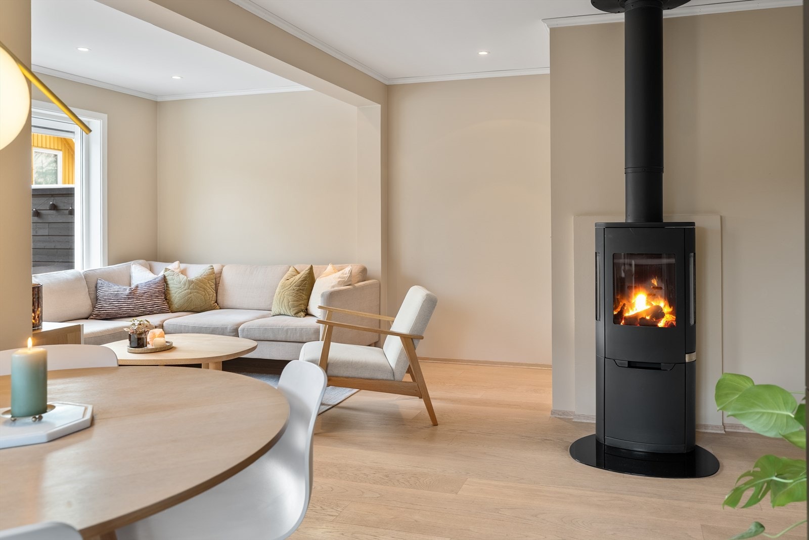 Veggene er malt i 2020 i behagelige, nøytrale toner som fremhever lyset i rommet og gir et rolig bakteppe for ulike møbleringsvalg. Galleribilde