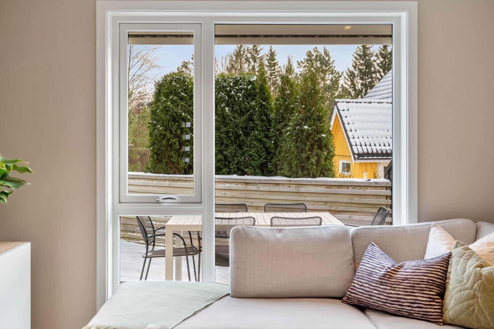 Store vindusflater gir et vakkert lysinnslipp og skaper en åpen og behagelig romfølelse gjennom hele dagen. Galleribilde