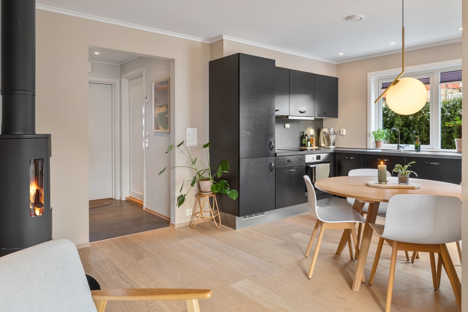 Den åpne løsningen mot kjøkkenet skaper et moderne og sosialt allrom. Galleribilde