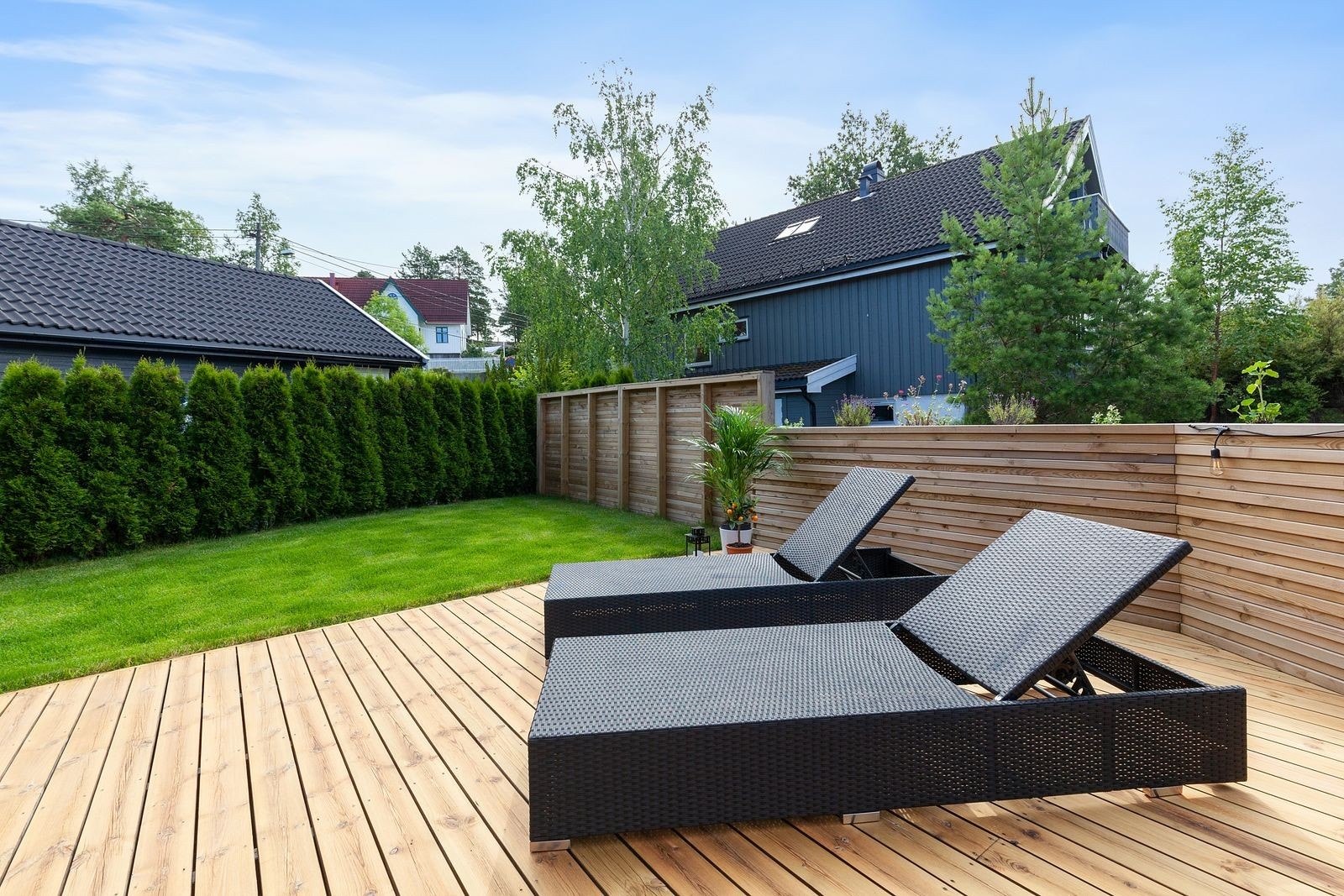 Terrasse og plen gir en fin balanse mellom komfort og uterom. Galleribilde