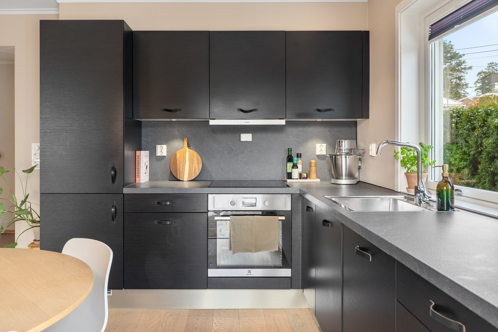 Det er montert belysning under overskap som sikrer godt arbeidslys, samt ventilator med mekanisk avtrekk. Galleribilde