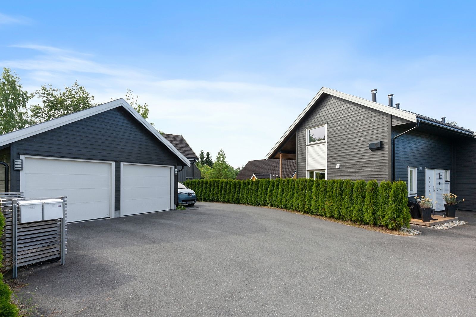 Boligen disponerer en garasjeplass med EL-lader. Det er også god plass til parkering på tomten. Galleribilde
