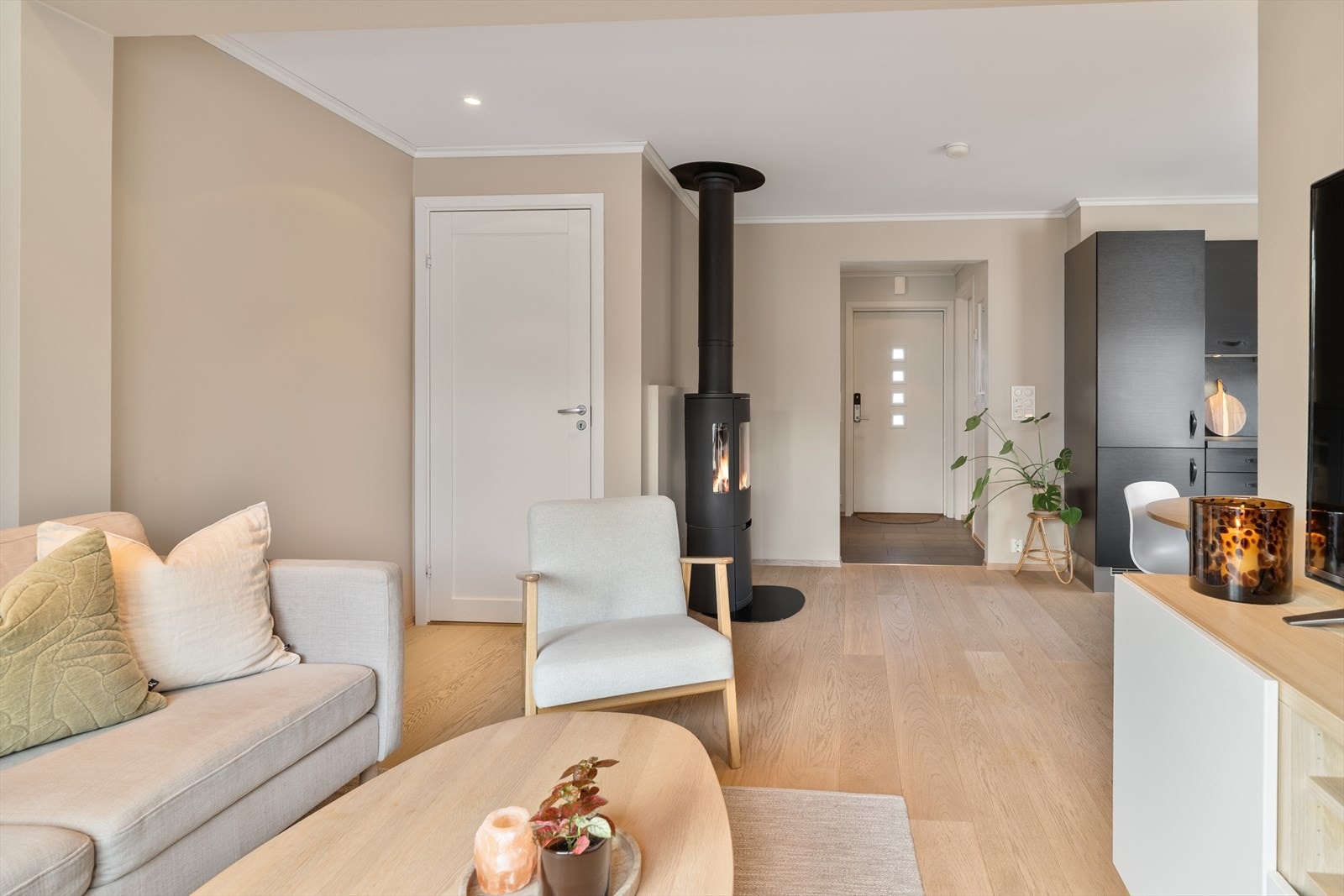 Fra stuen er det enkel og praktisk adkomst til bod, som gir gode oppbevaringsmuligheter og en ryddig hverdag. Galleribilde