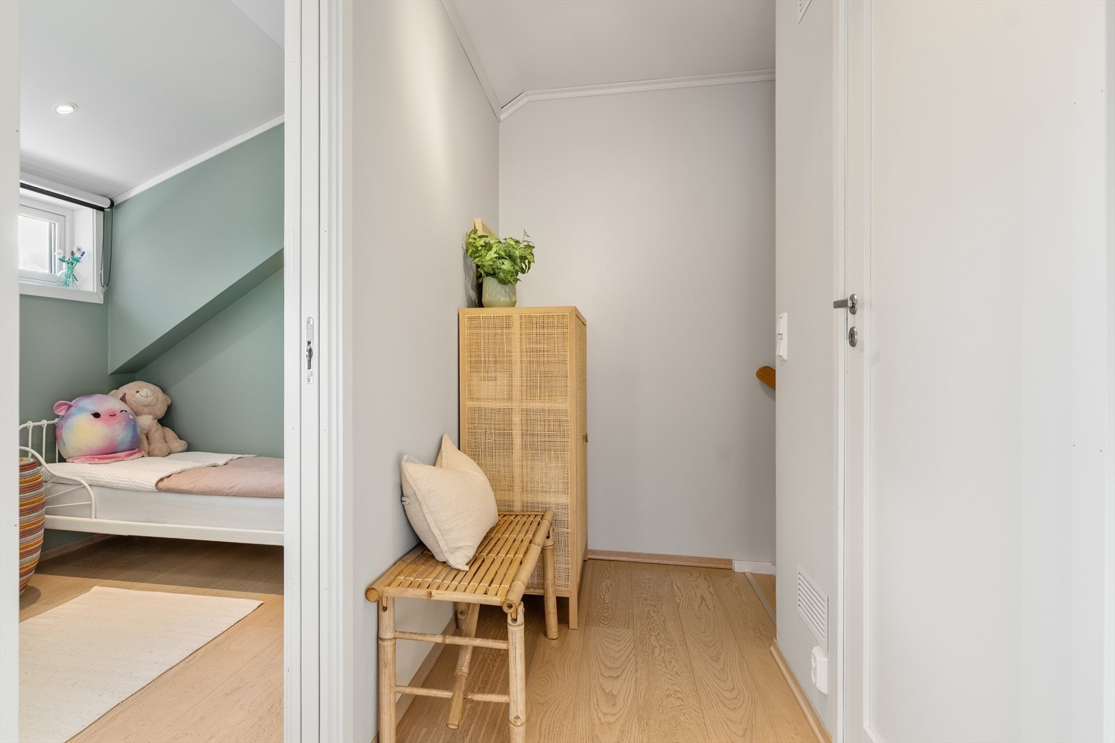 Gangen binder rommene sammen på en naturlig og funksjonell måte. Galleribilde