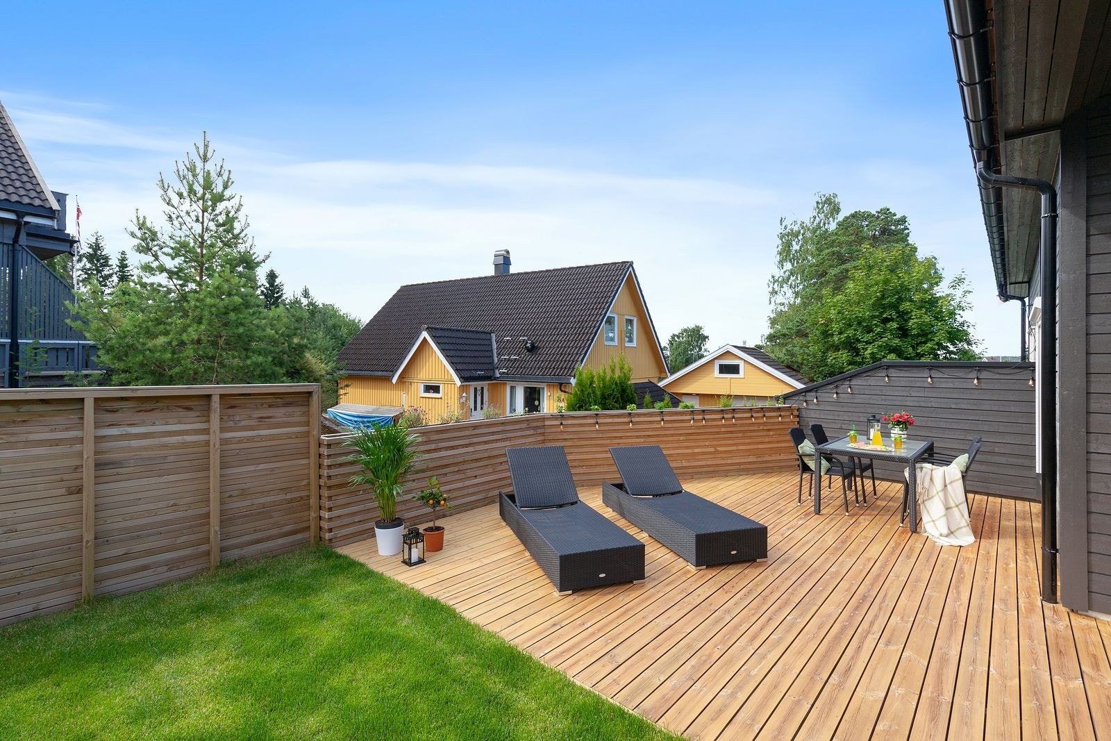 Med direkte adkomst fra boligen blir terrassen en naturlig forlengelse av oppholdsarealene i sommerhalvåret. Galleribilde