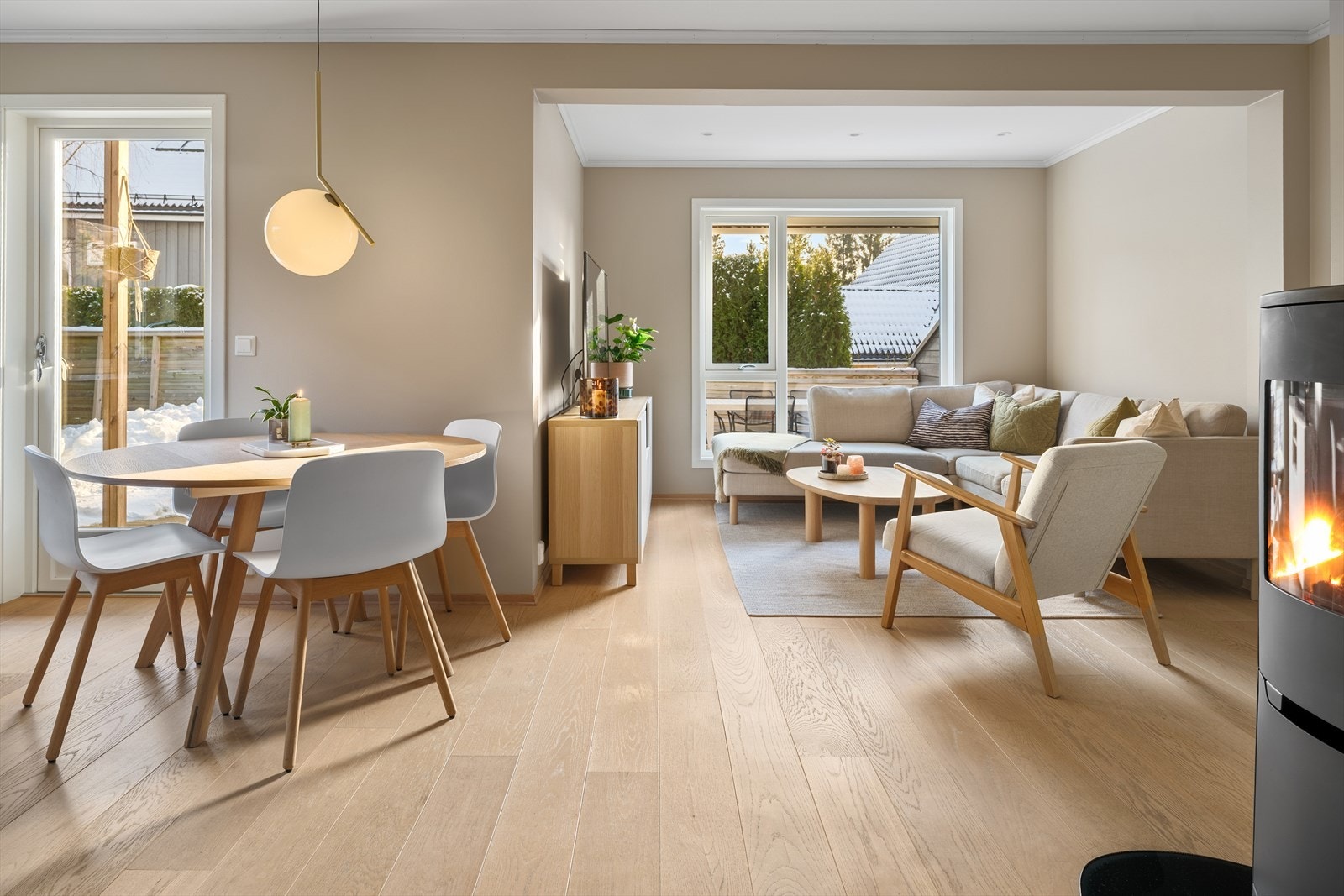 Stuen er et lyst og luftig oppholdsrom som raskt blir hjemmets naturlige samlingspunkt. Galleribilde