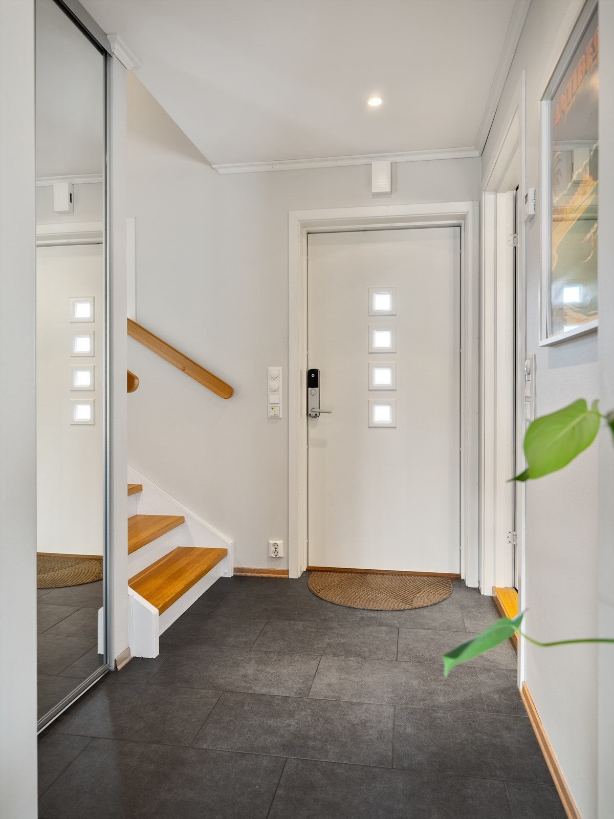 Entréen ønsker velkommen inn i boligen og gir et godt førsteinntrykk. Galleribilde