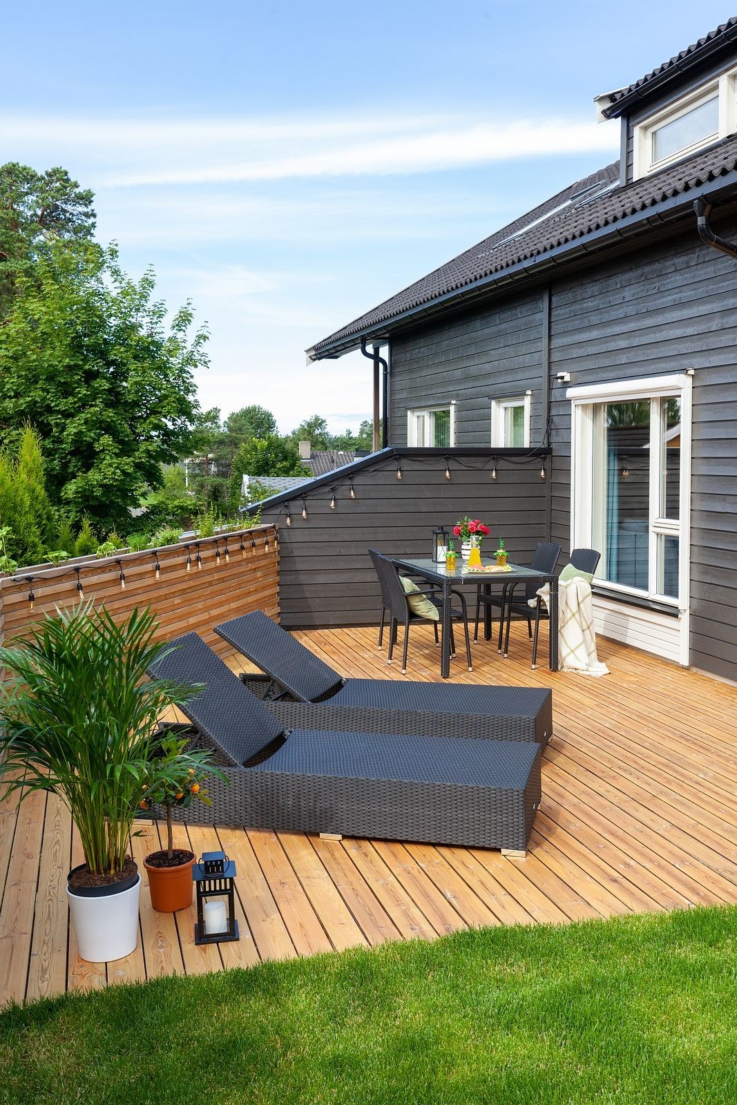 Hagen er pent opparbeidet og gir gode solforhold, samtidig som området oppleves skjermet og privat. Galleribilde