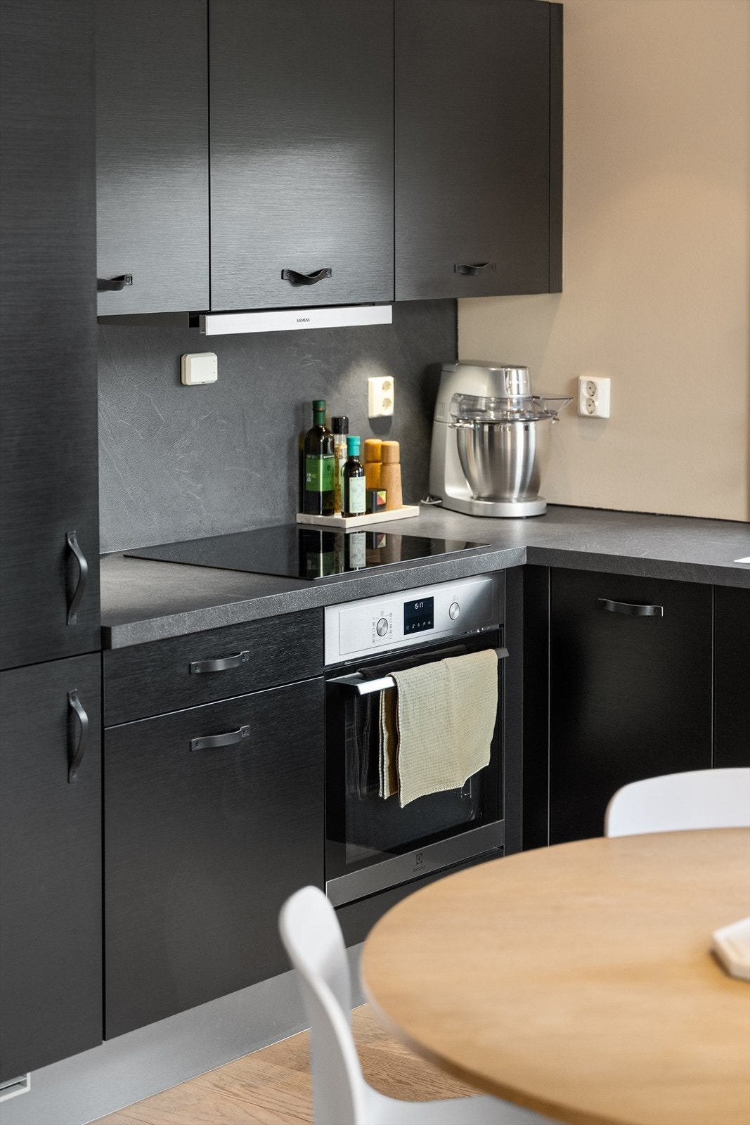 Kjøkkenet er utstyrt med integrerte hvitevarer bestående av komfyr, induksjon platetopp, oppvaskmaskin og kjøl/fryseskap. For ekstra trygghet er det montert komfyrvakt over platetopp. Galleribilde