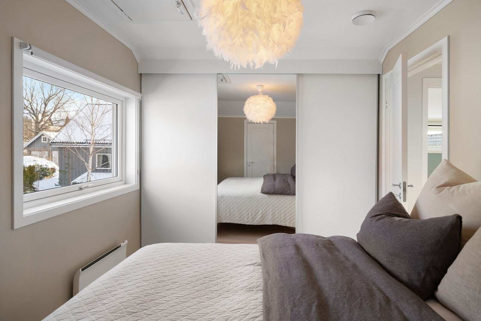 Integrert garderobe gir rikelig med oppbevaringsplass uten å oppta gulvareal. Galleribilde