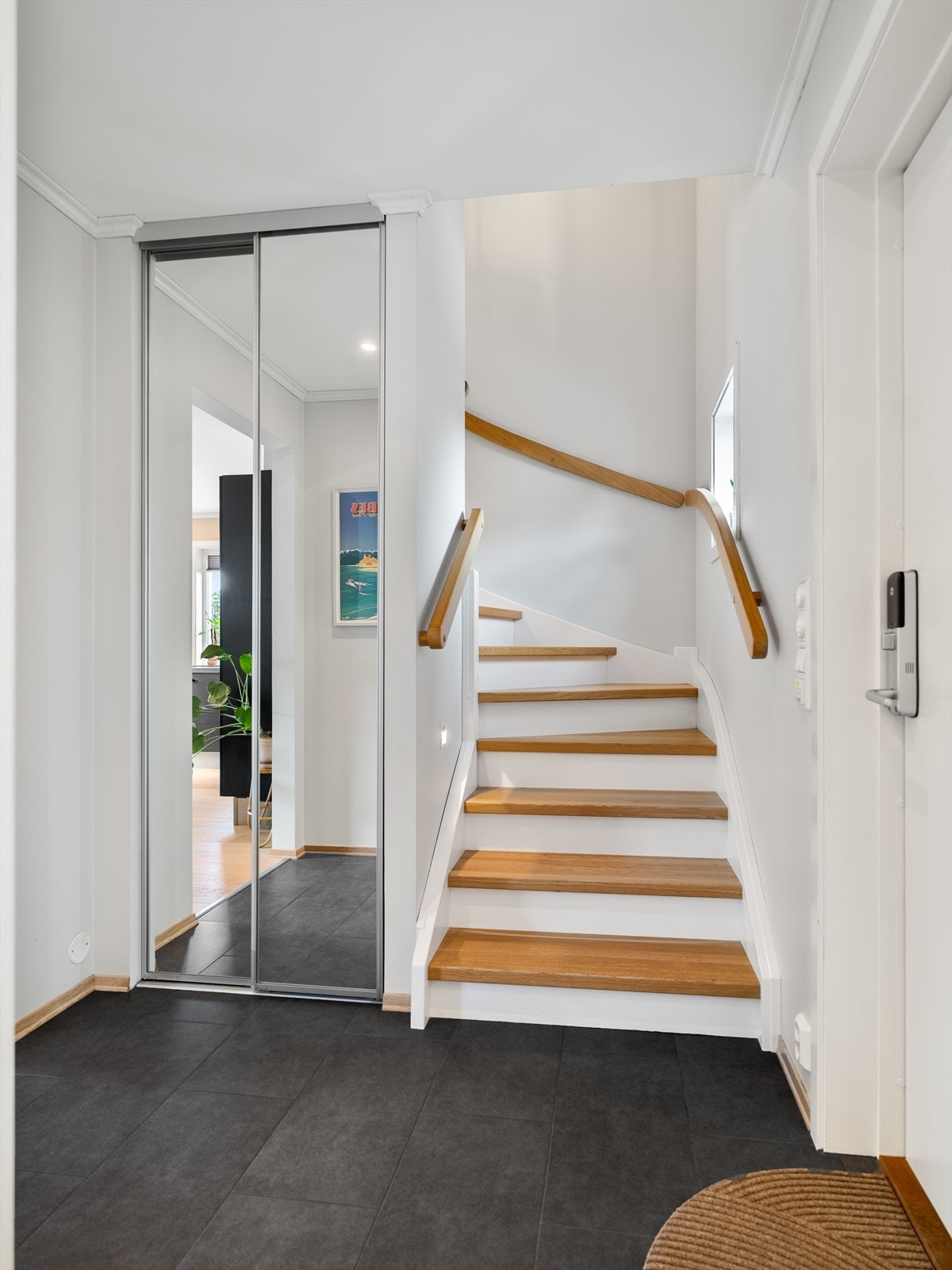 Entréen har integrert garderobe med speilfronter, som gir rikelig med oppbevaringsplass. Galleribilde