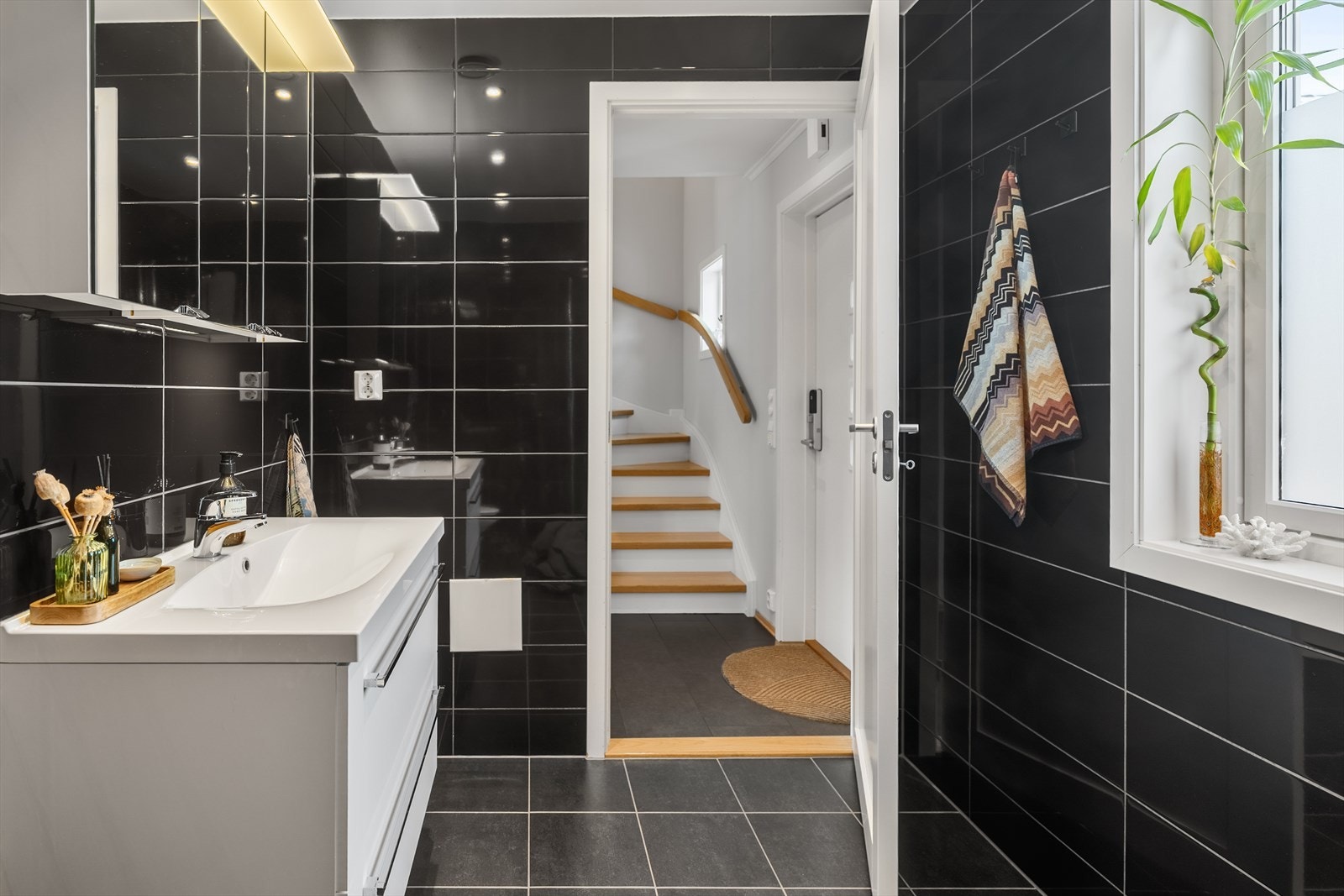 En helhetlig og gjennomført innredning som kombinerer estetikk og funksjonalitet på en god måte. Galleribilde