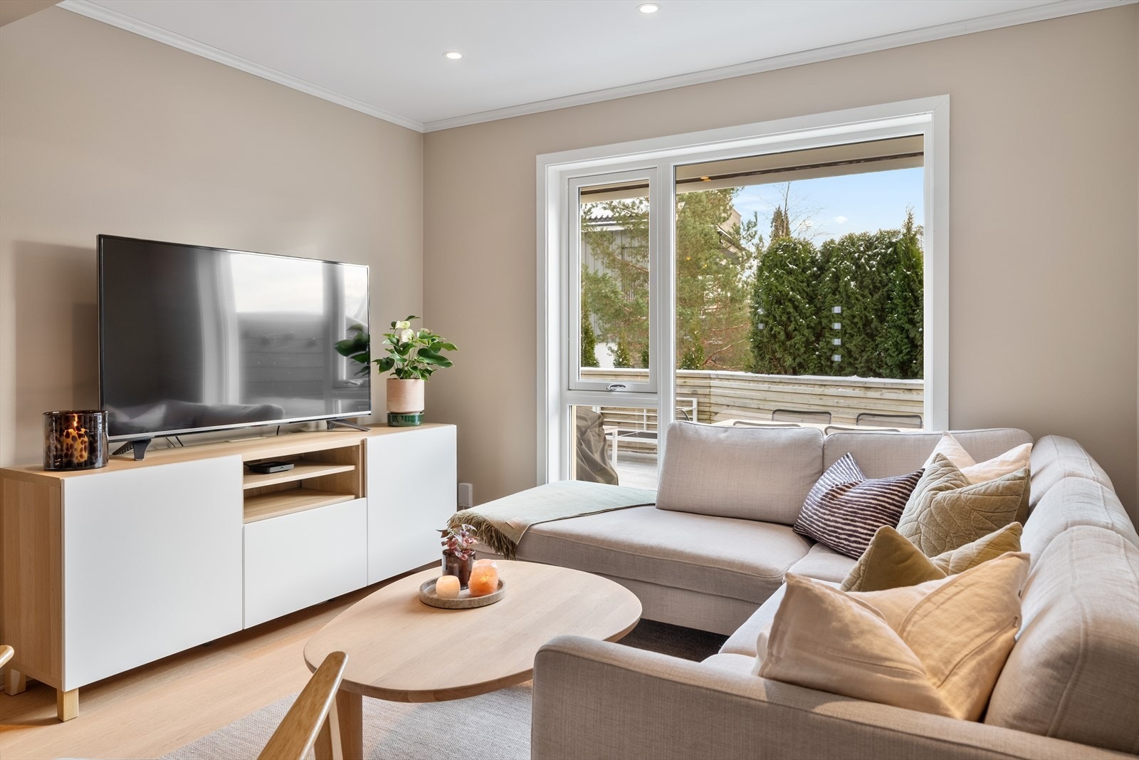 Downlights i himlingen gir et moderne og helhetlig uttrykk, og sørger for behagelig belysning som enkelt kan tilpasses ulike stemninger og behov. Galleribilde