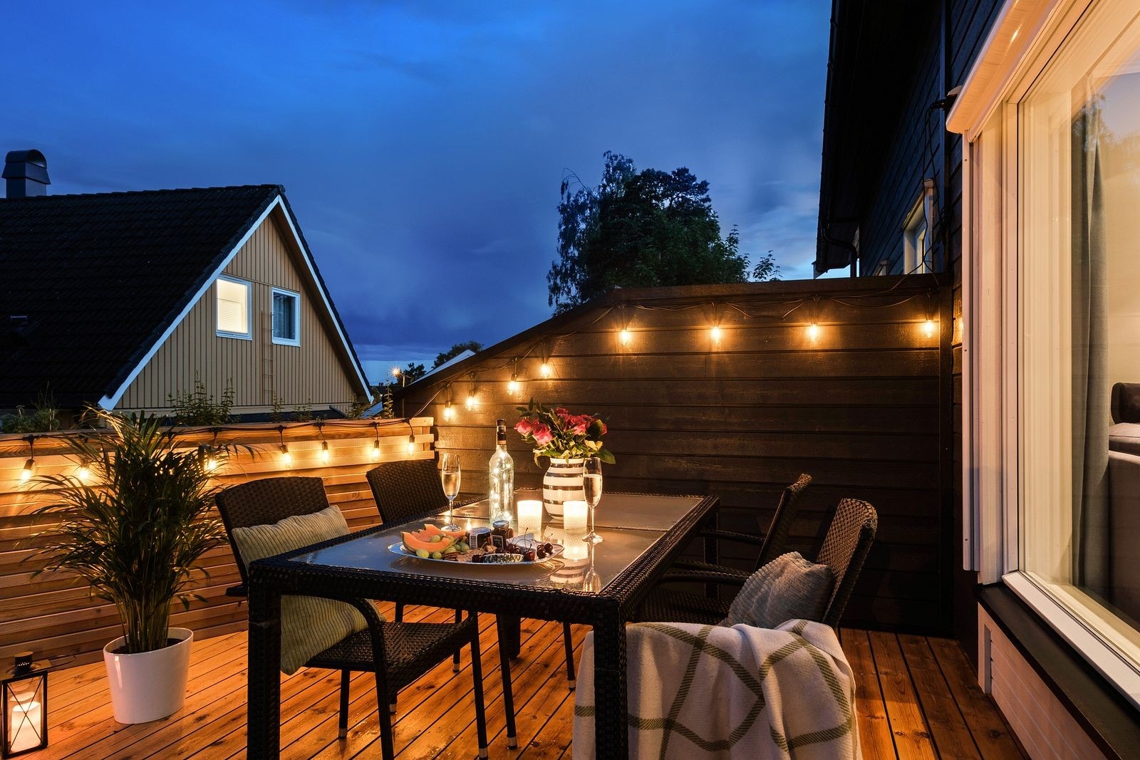 Kveldsstemningen gir uteplassen et ekstra løft og gjør området like innbydende etter solnedgang som på dagtid. Galleribilde