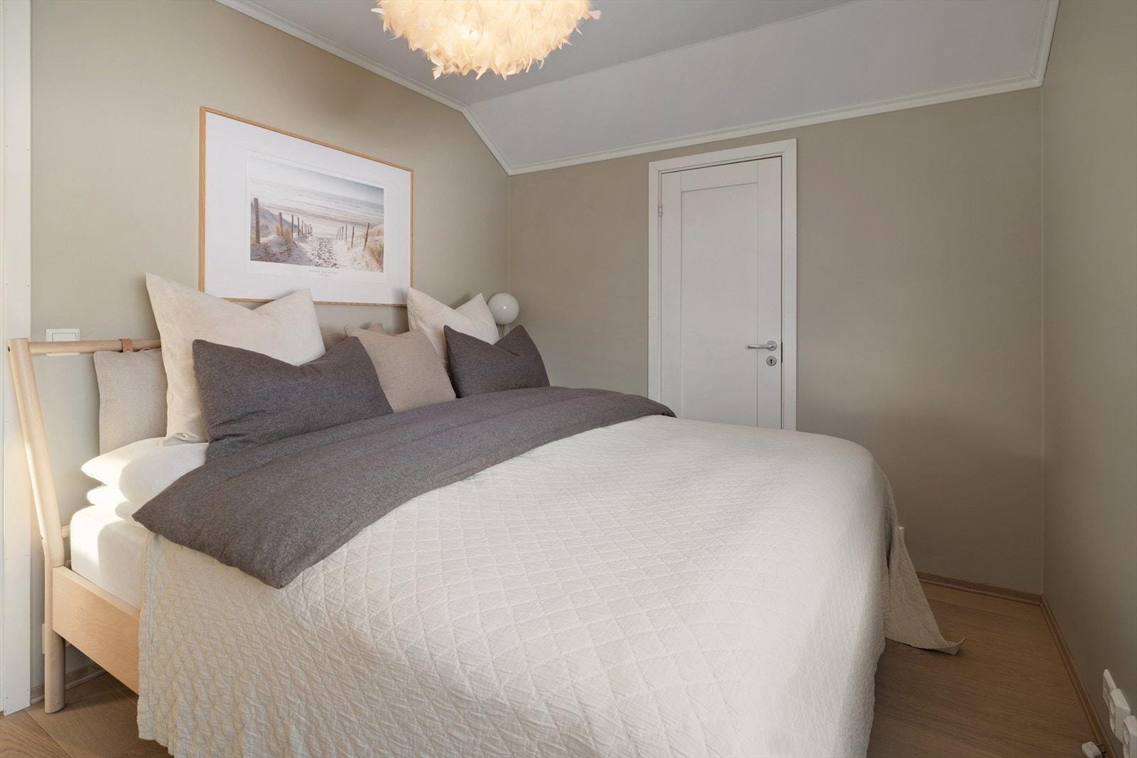 Rommet har god plass til dobbeltseng med tilhørende nattbord. Galleribilde