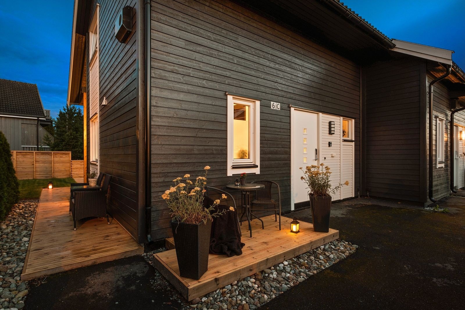 Inngangspartiet og uteområdet får en lun og innbydende atmosfære når kvelden faller på. Galleribilde