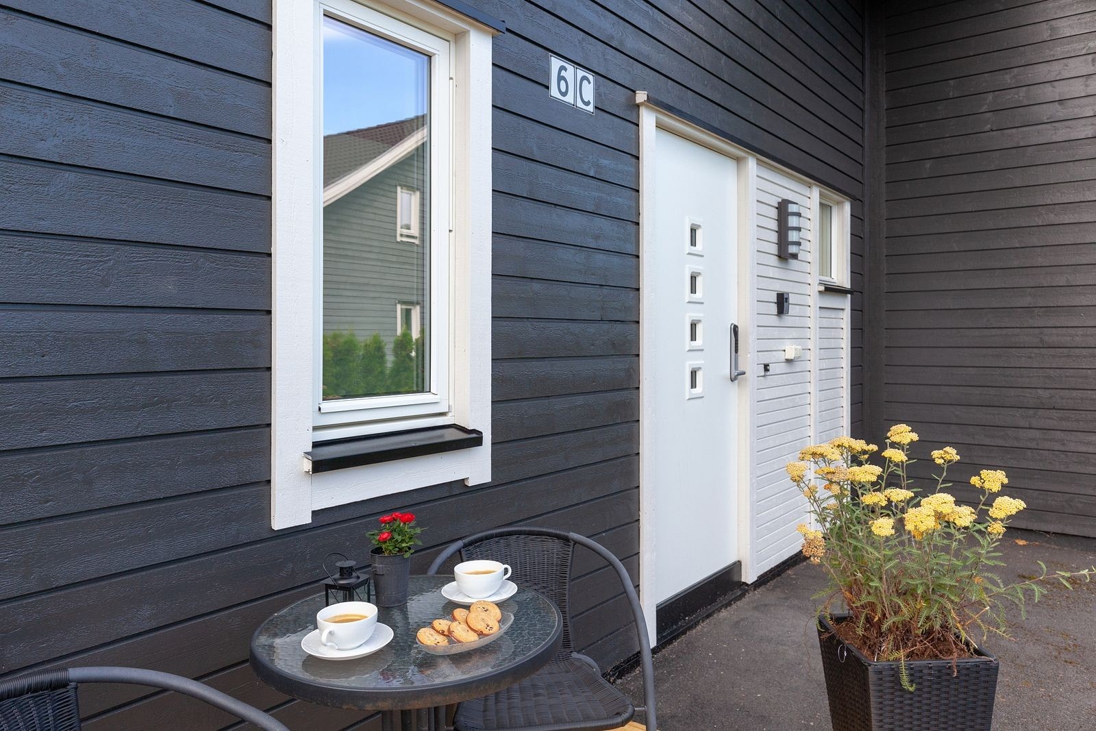 Inngangspartiet gir et godt førsteinntrykk, er er det plass til en hyggelig sittegruppe eller beplantning. Galleribilde