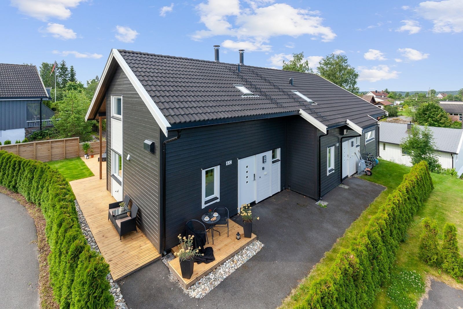 Boligen har en attraktiv beliggenhet på populære og barnevennlige Øvreskogen, et naturskjønt område sør i Oppegård kommune. Galleribilde