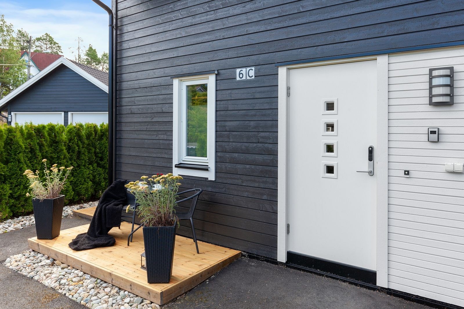 En bolig som passer perfekt for barnefamilier og andre som ønsker god plass, fine uteområder og en praktisk hverdag. Galleribilde