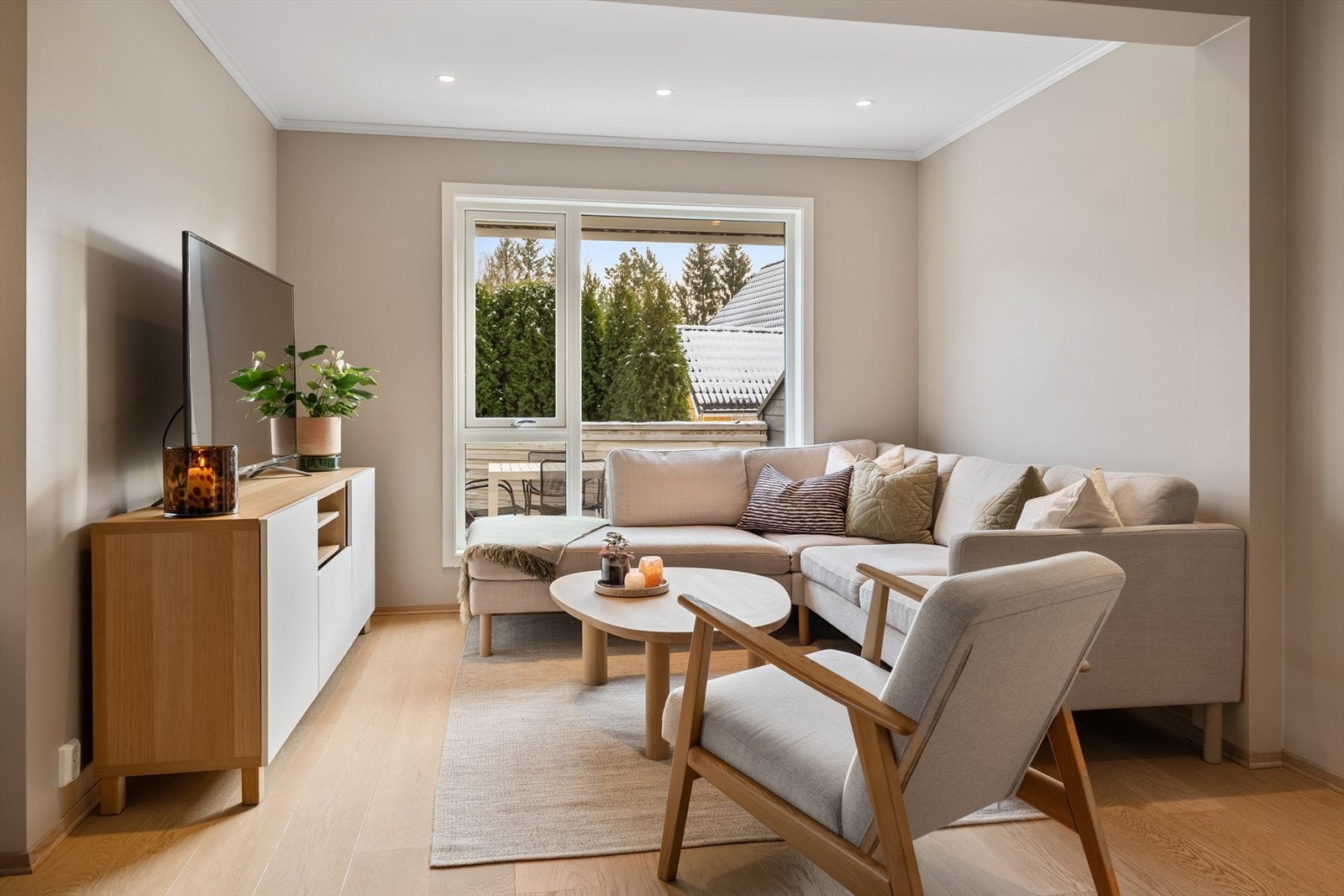 Her er det god plass til både en generøs sofagruppe, salongbord og annet ønskelig møblement. Galleribilde