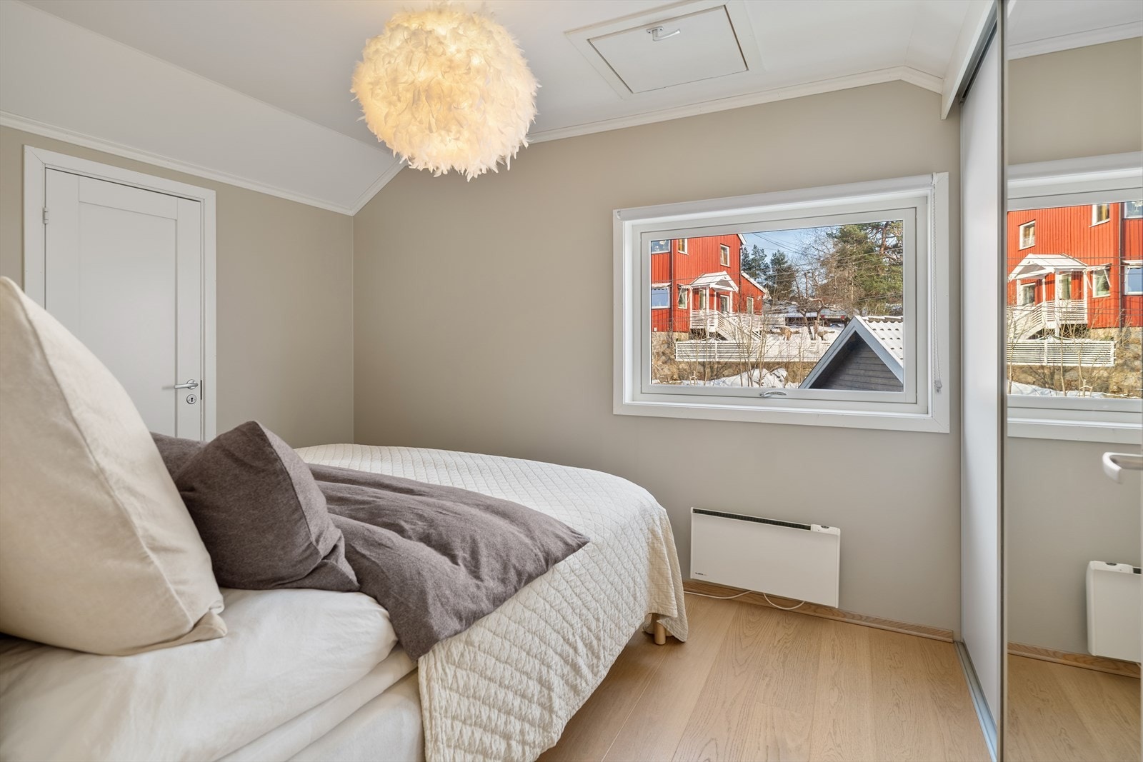 Hovedsoverommet fremstår som romslig og behagelig med en rolig atmosfære som legger til rette for hvile og avslapning. Galleribilde