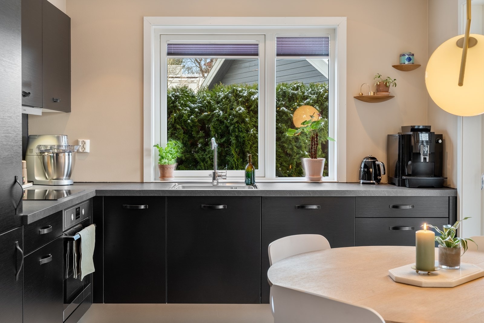 Kjøkkenet er innredet med stilren kjøkkeninnredning fra Mobalpa med glatte fronter som gir et moderne og tidløst uttrykk. Galleribilde