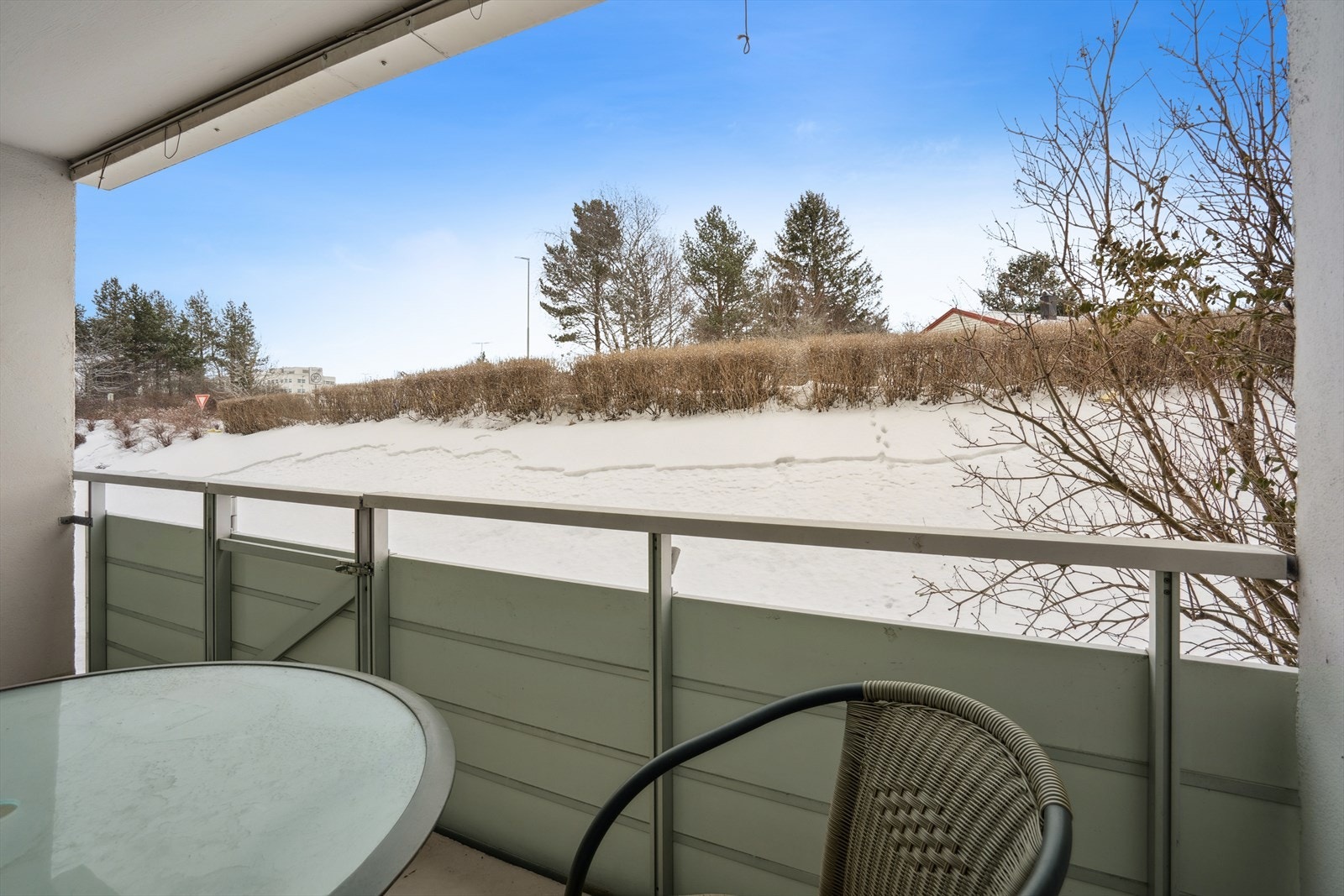 Her er det god plass til både sittegruppe, bord og grill. Galleribilde