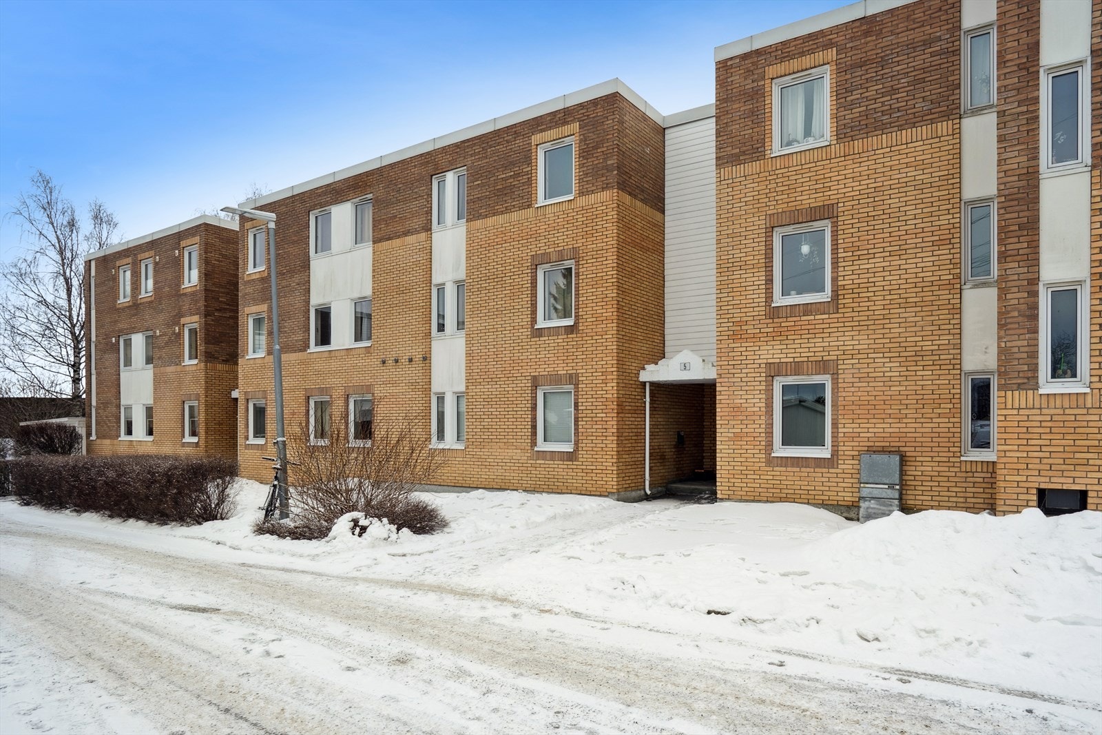 Fasade inngangsparti. Veletablert borettslag med populær beliggenhet, like ved buss, butikksenter og med kort vei til Estenstadmarka. Galleribilde