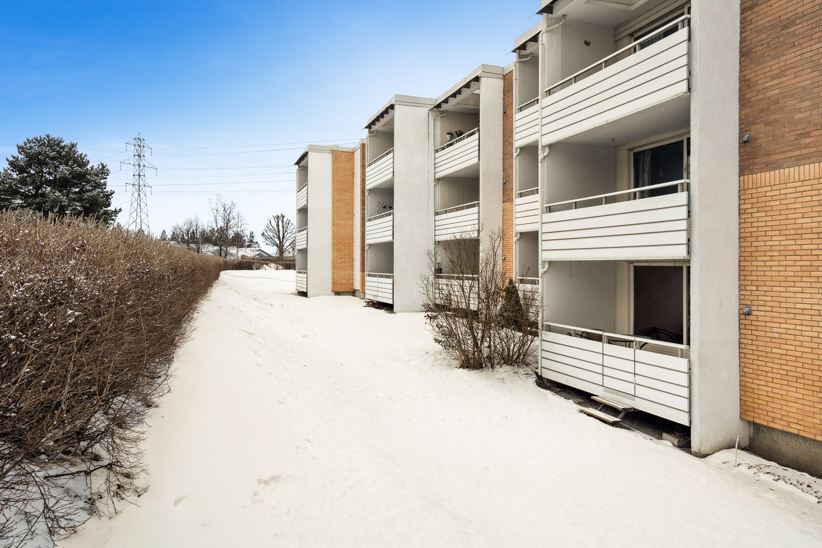 Leiligheten ligger i et rolig og etablert område på Moholt, med sentrumsnær beliggenhet. Galleribilde