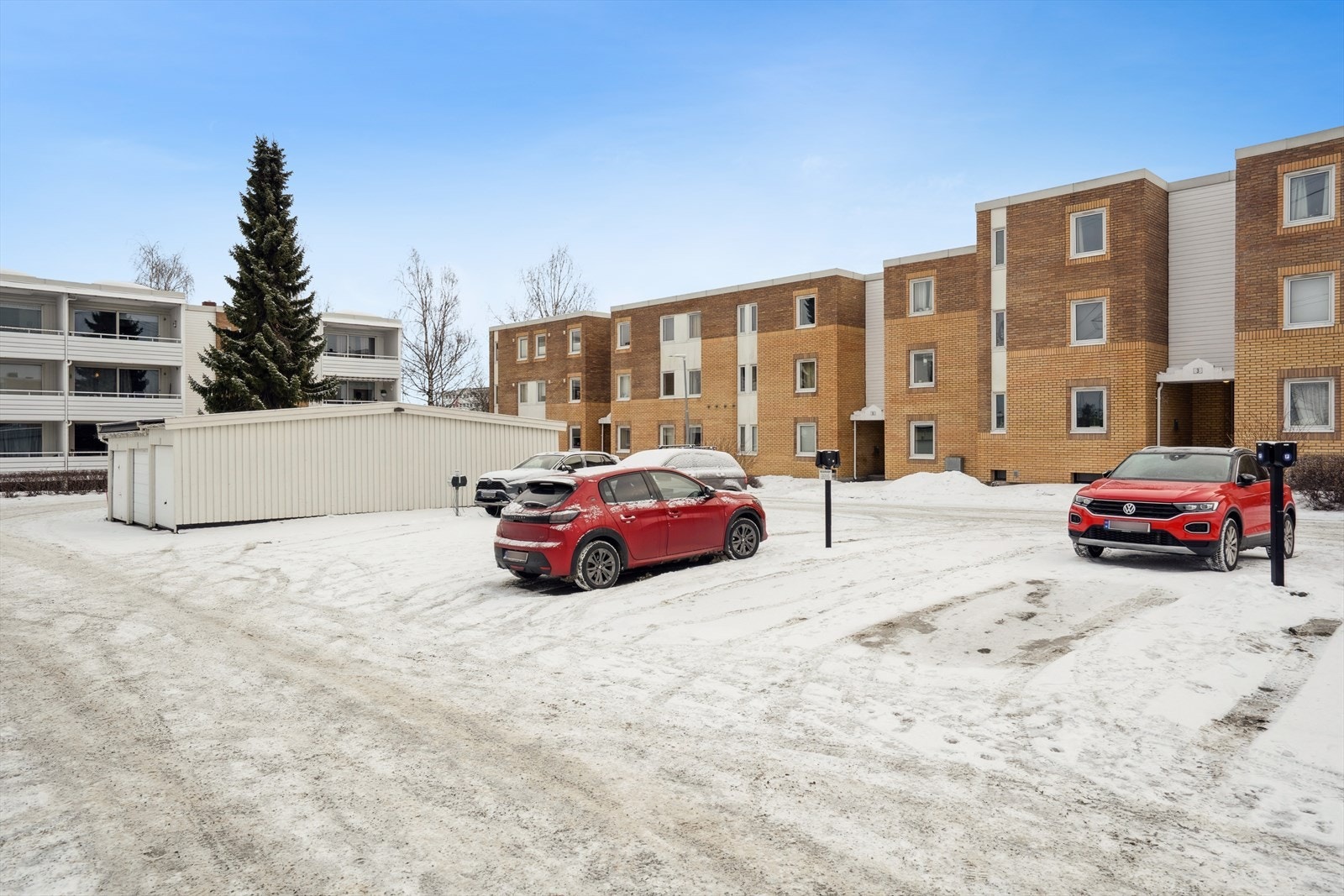 Parkeringsareal med gratis parkering på oppstillingsplass. Ledige garasjer/p-plass med el-bil lader
tildeles av styret i borettslaget. Galleribilde