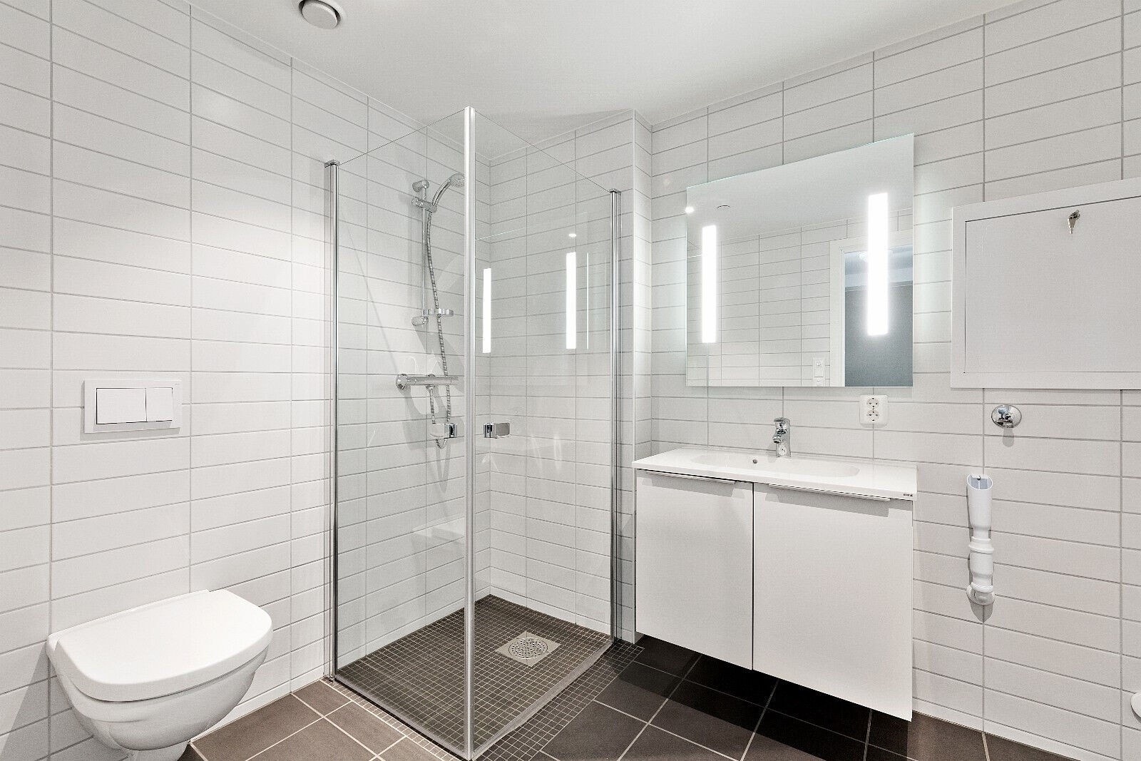 Bad med dusj, wc, servant m/innredning Galleribilde