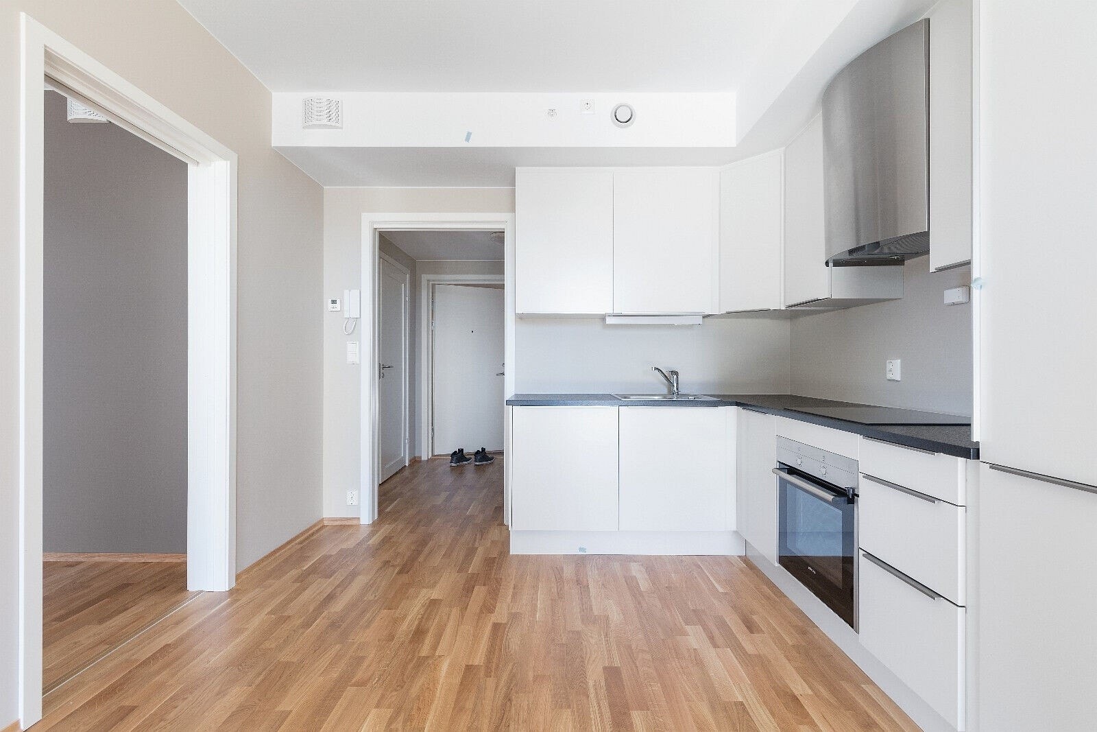 Kjøkken med integrerte hvitevarer Galleribilde