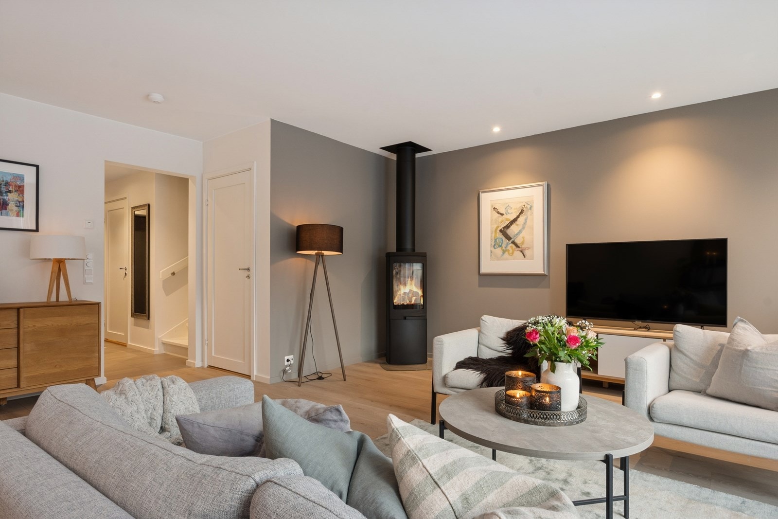 I stuen er det en stemningsfull peisovn og varme i gulvet, som sikrer et behagelig inneklima året rundt. Galleribilde