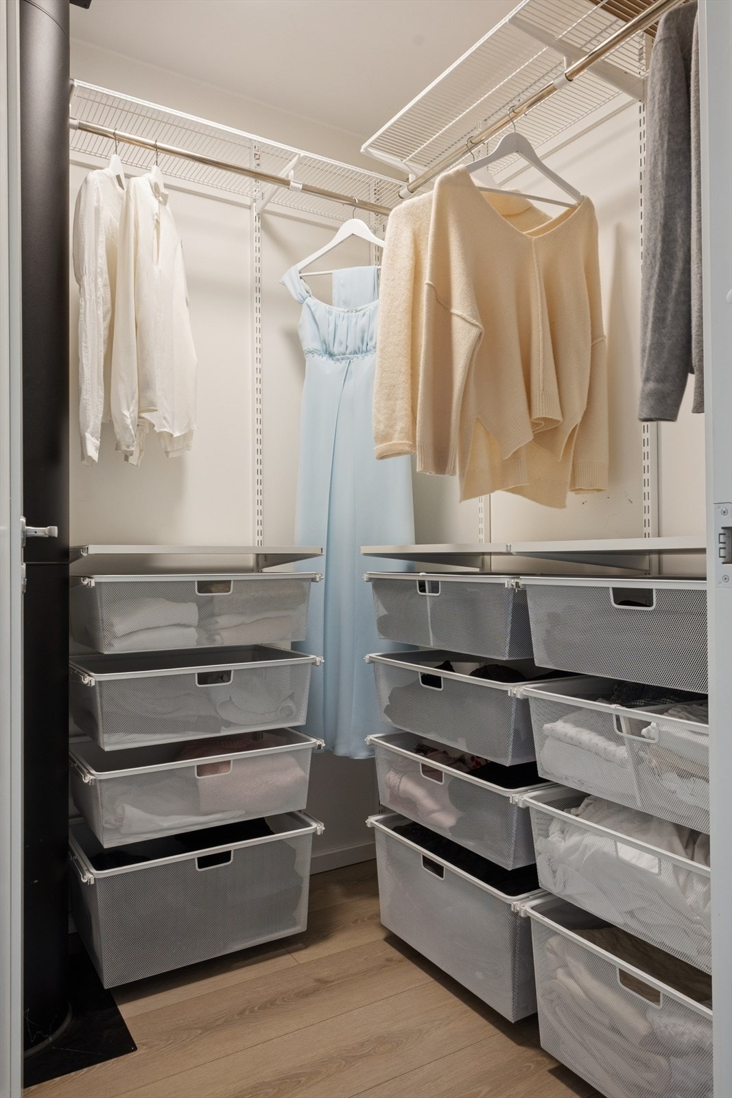 Praktisk walk-in løsning i boligens andre etasje. Galleribilde