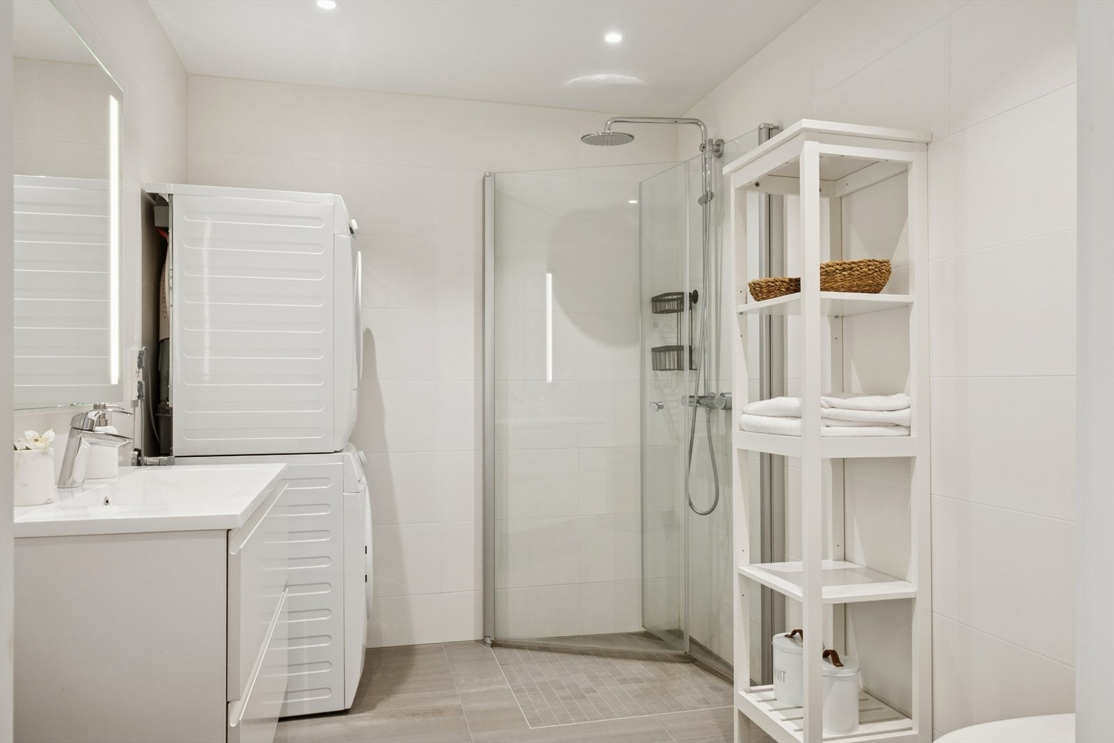 I andre etasje finner man et kombinert bad og vaskerom fra byggeåret 2020. Det er flislagt gulv med gulvvarme og fliser på veggene. Galleribilde