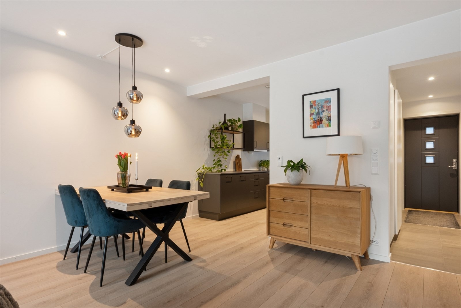 Kjøkkenet ligger i åpen løsning mot stuen, men oppleves likevel behagelig tilbaketrukket. Galleribilde