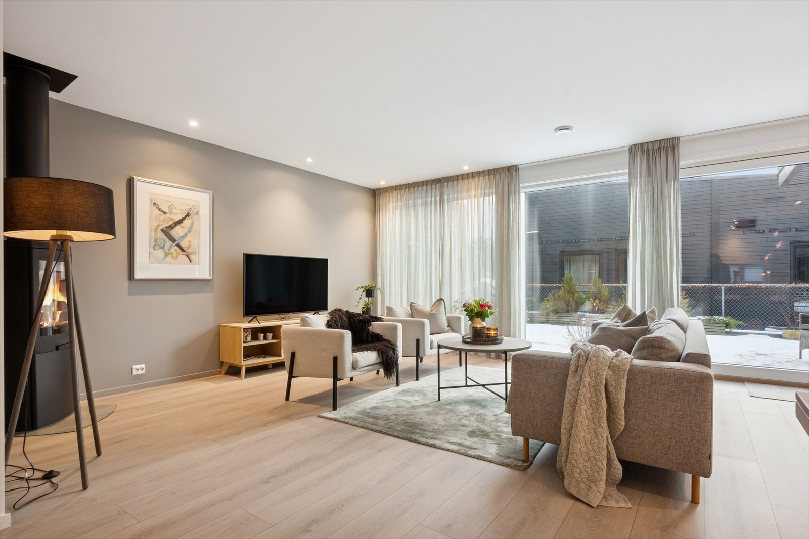 Store vindusflater slipper inn rikelig med naturlig lys og skaper en lys og luftig romfølelse. Galleribilde