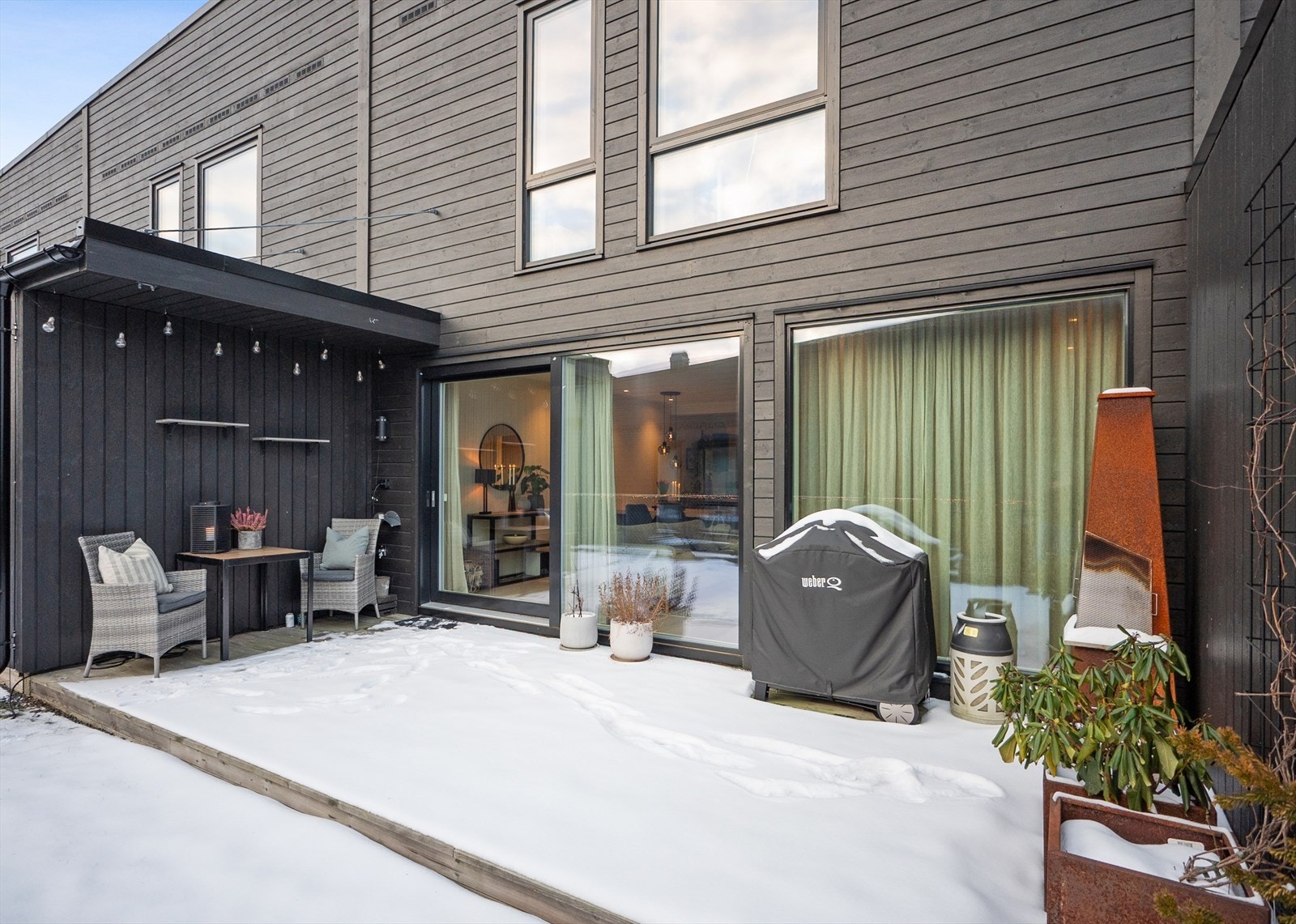 Hyggelig uteplass med fine muligheter for møblering av spiseplass, sofagruppe, grill m.m. Galleribilde