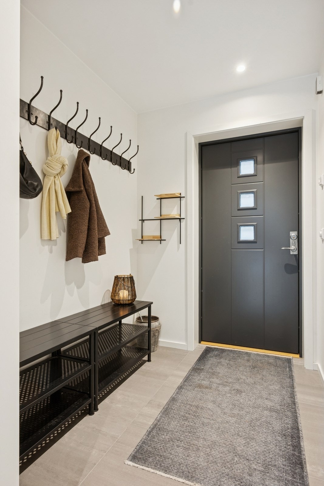 Lys og romslig entré med flislagt gulv og behagelig gulvvarme. Galleribilde