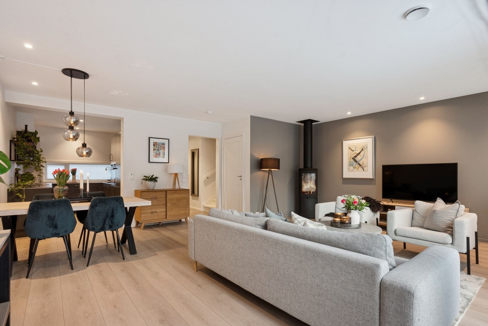 Oppholdsrommets gode utforming gir fleksible muligheter for naturlig soneinndeling. Galleribilde