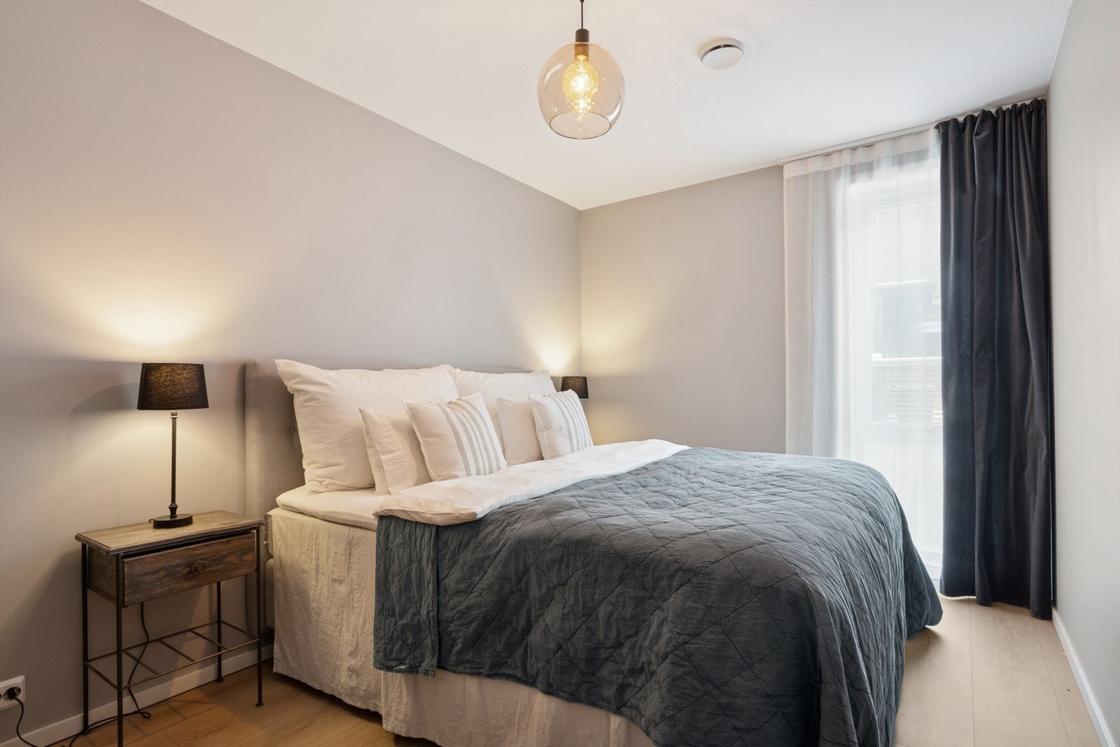 Boligens fire soverommene er samlet i øverste etasje - praktisk og familievennlig. Galleribilde