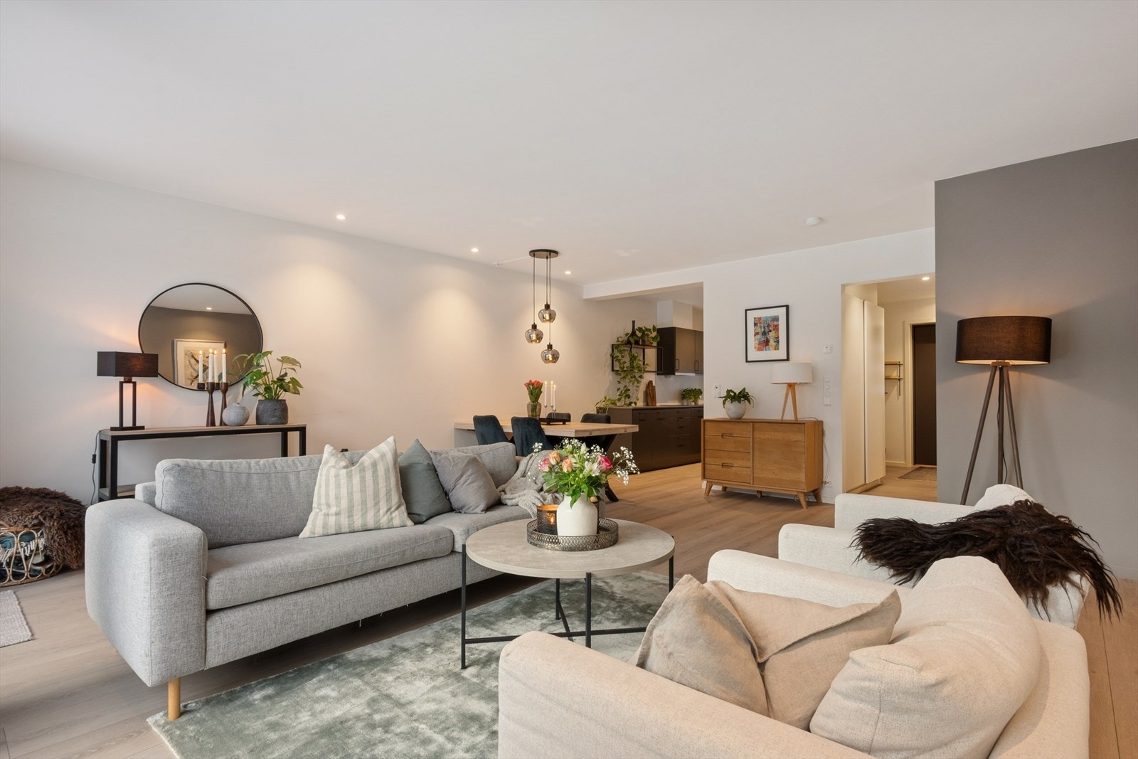 Innfelte lys i himlingen sørger for en behagelig og stemningsfull belysning på kveldstid. Galleribilde